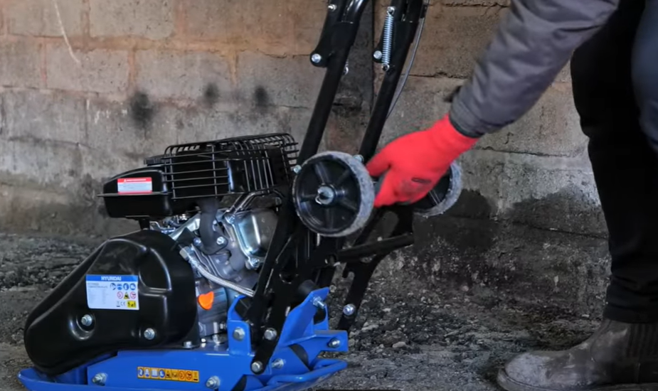 The big different performance on the plate compactors 1 Hyundai